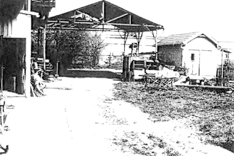Vorherige Überdachung, die durch neue Werkstatt ersetzt wurde. Mai 196